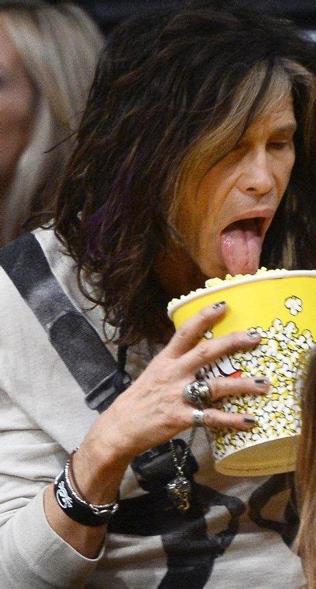Steven Tyler Thats One Way To Eat Popcorn Steven Tyler Steven Tyler Aerosmith Funny Pictures