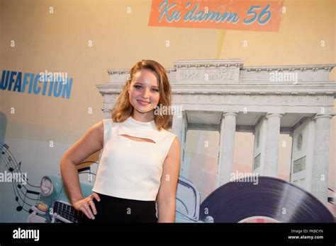 Schauspielerin Sonja Gerhardt Kommt Zur Premiere Des Films Ku Damm