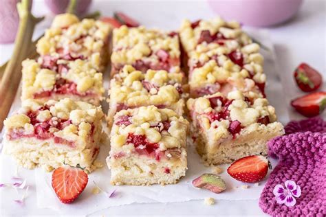 Check spelling or type a new query. Erdbeer Rhabarber Streuselkuchen vom Blech - Emma's ...