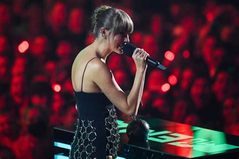 Taylor Swift Wins Four Mtv Emas Pollstar News