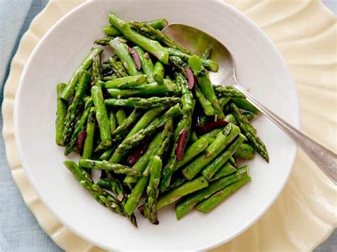 Place the asparagus spears in a single layer in the skillet and add the lid on top to steam. Sauteed Asparagus with Olives and Basil Recipe | Food ...