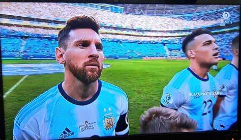 Lionel Messi Y Su Apatía Para Cantar El Himno En El Argentina Vs Qatar