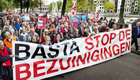 Vijfduizend Mensen Protesteren In Amsterdam Tegen Bezuinigingen Nrc