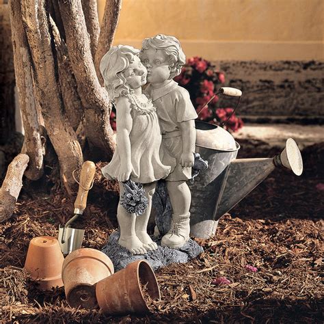 Design Toscano Young Sweethearts Kissing Children Garden Statue