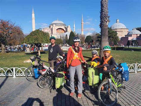Bisikletleriyle Avrupa ve Asya turuna çıkan Fransız aile Konyada