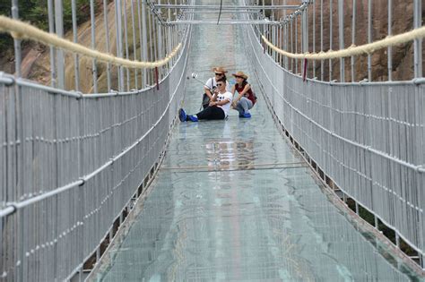 Worlds Longest Glass Bridge 590ft High Opens In China Tourists Too