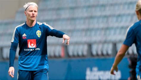 Nilla Fischer Futbolista Sueca Denuncia Que La Fifa Las Obligó A Enseñar Sus Genitales En El