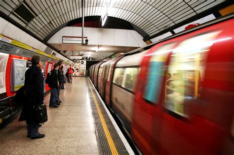 무료 이미지 선로 여행 수송 차량 기차역 대중 교통 지하철 역 런던 영국의 승객 대도시 지역 빠른 운송