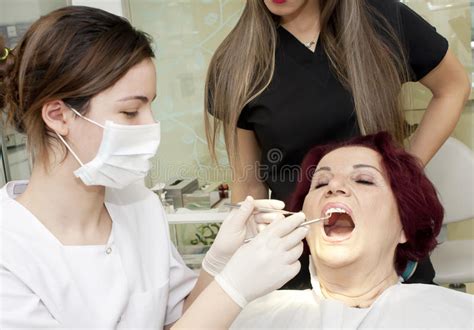 Dentista Que Inyecta Anestesia Al Hombre Antes Del Tratamiento Dental