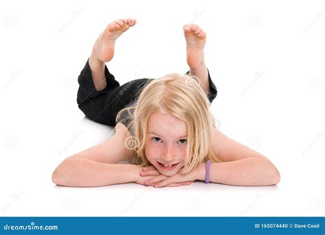 Młoda Blondynka Leżąca Na Podłodze I Uśmiechnięta Odizolowana Na Białym Zdjęcie Stock Obraz