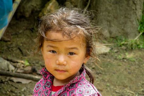Armes Kleines Mädchen Des Nepali Das In Einem Dorf In Der Schmutzigen