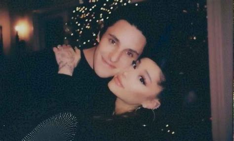 Ariana grande está viviendo uno de los momentos más felices de su vida tras casarse con dalton gomez, un agente inmobiliario con el que empezó a salir a inicios de 2020 y con. Ariana Grande siente que Dalton Gómez es "diferente" a sus ...