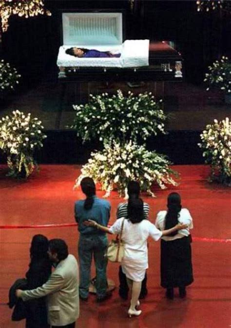 Revelan Supuesta Foto Inédita Del Funeral De Selena Quintanilla Erizos