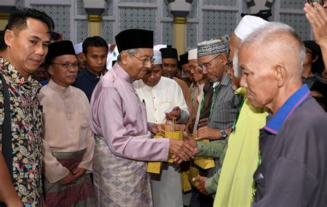 Ajk pas pusat rektor kuizm. 4,000 break fast with PM at KK City Mosque | Borneo Post ...