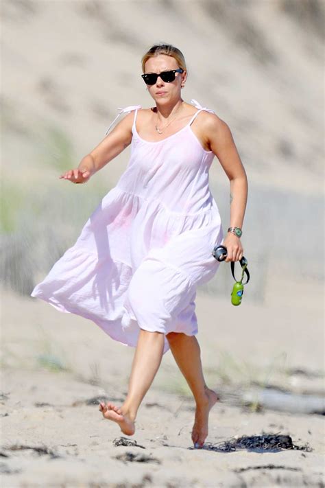 Scarlett Johansson In A Purple Summer Dress Was Spotted On The Beach In