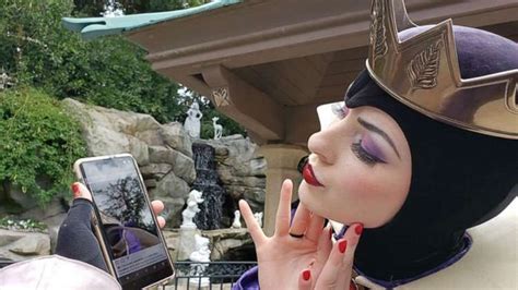 Disneyland S Evil Queen Proves Shes Fairest Of Them All In Viral My