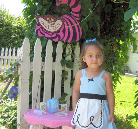 Loverdoversblog Alice In Wonderland Party Ideas For Kids Birthday Party