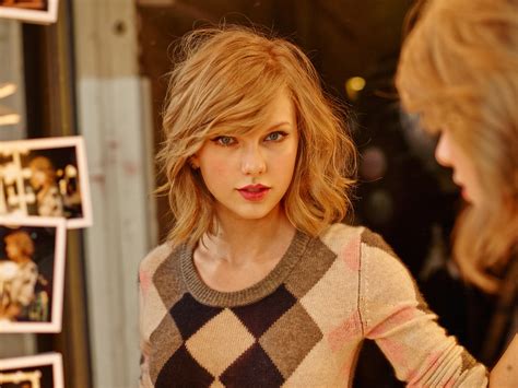1920x1080 Taylor Swift Celebrity Blonde Singer Striped Clothing Red
