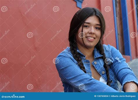 Милая пухлая девушка с космосом экземпляра Стоковое Фото изображение насчитывающей бразильские