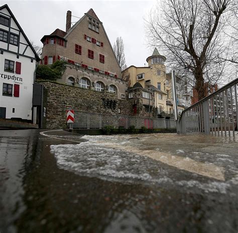 Hochwasser und überschwemmungen in nrw: Hochwasser in NRW: Rhein steigt weiter an - WELT