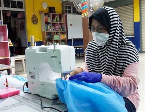 Betul, kesihatan kita, tanggungjawab kita. Guru tadika hasilkan perisai muka, pelindung kepala buat ...
