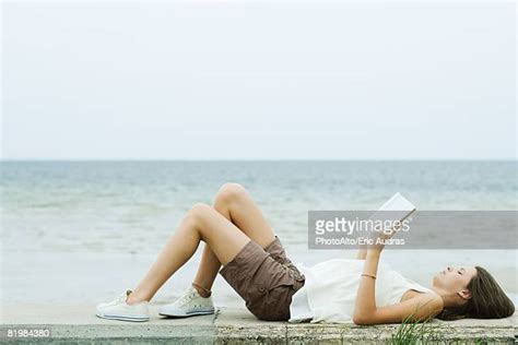 Girls Laying On The Beach Photos Et Images De Collection Getty Images