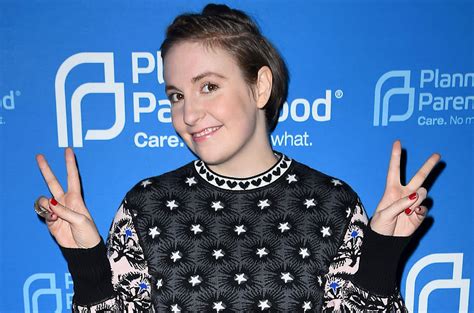 lena dunham s casual skirt look is a style we totally want to copy