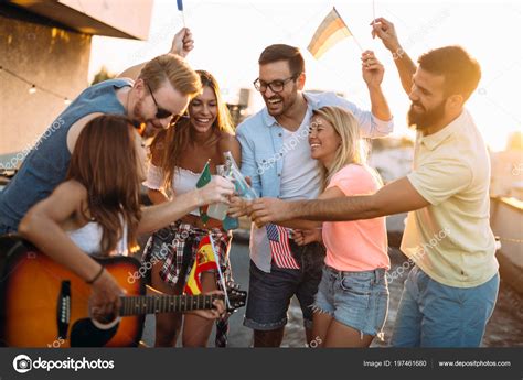 Amigos entusiasmados tirando selfie com smartphone sentado à mesa tendo noite fora. Grupo Amigos Sonriendo Felizes Después Haber Partido Techo ...