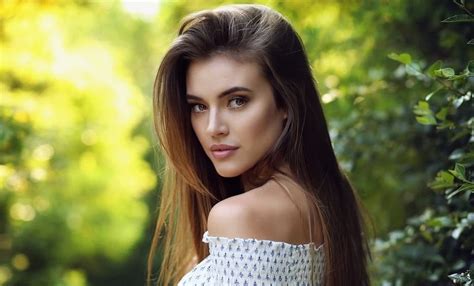 Whoever said black and brown don't go together is seriously mistaken. 20 Perfect Hair Color Ideas for Women with Brown Eyes