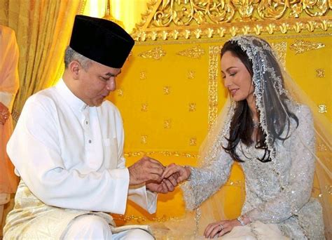 A couple of days ago, a photo showing sultan nazrin, who is currently serving as acting agong following sultan muhammad v's abdication from the post of. Pn Tay's Blog: Princess of Perak