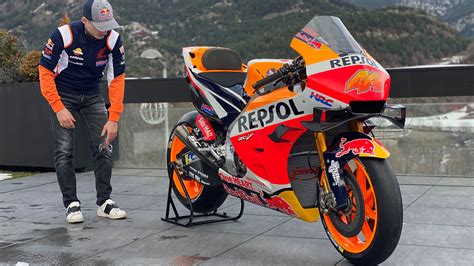 Pol espargaró, sitting on his repsol honda, preparing for the start of the 2021 catalan grand prix. Pol Espargaró con la Honda RC213V para MotoGP 2021