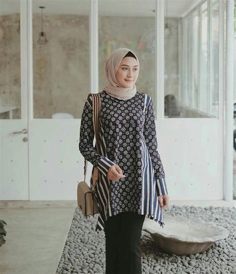 Model gamis batik terbaru untuk wanita selanjutnya adalah kombinasi kain batik dan kain polos. √ 50+ Model Baju Batik Kerja Wanita Paling Lengkap 2020