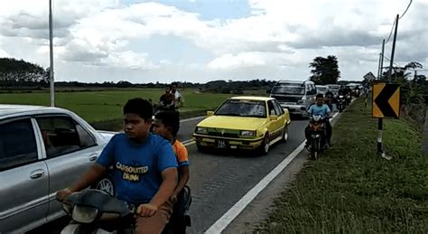 Bisa dari video, kata kata, sampai kumpulan gambar gokil. "Jalan Rosak Siapa Nak Repair?"- Berarak Naik Jentera ...