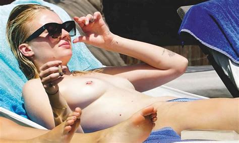Sophie Turner Pillada Haciendo Topless En Ibiza La Biblioteta