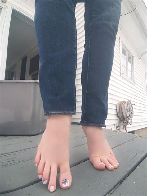 new homemade pedi on my long toes 💜 verifiedfeet