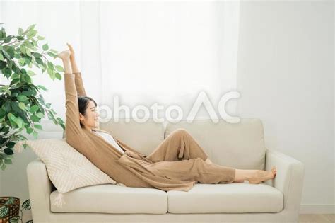 ソファーに寝転ぶ女性 No 23042184写真素材なら写真AC無料フリーダウンロードOK