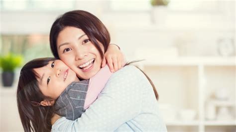 Dia bergeser sedikit dan membiarkan tubuh ibunya menyelinap dari lengannya, sehingga kini tubuh ibunya berada dipangkuannya. Gambar Anak Dan Ibu Berpelukan - AR Production