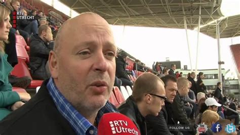 Der fc utrecht wird schon seit den 1970er jahren von kleinen gruppen fans geplagt, die dem verein immer wieder durch randale und anderes schlechte benehmen schaden. Driehonderd fans bij training FC Utrecht 2011-2012 - YouTube