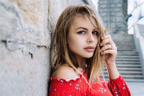 Baggrunde model brunette portræt Kigger på seeren touching hair