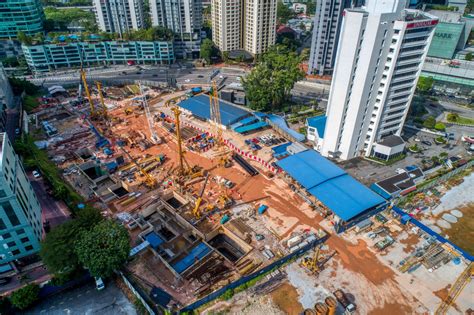 Voici une image de menara public bank prise par wilson ling en déc. Jalan Tun Razak (Ampang Park) - MRT Corp