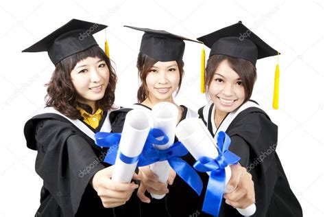 Tres Chicas Asiáticas Graduación Sosteniendo Su Diploma — Fotos De Stock © Tomwang 5846121