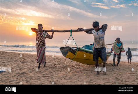 November 162018 Puri Odisha India Fishermen Toeing Their Fishing