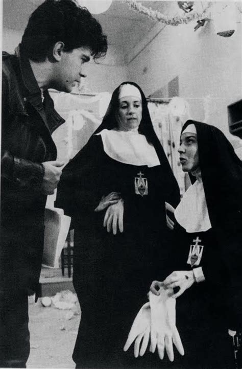 Hay tres secuencias que (en su edicion en vhs no) en la. Entre Tinieblas (Dark Habits) | Carteles de cine, Director ...