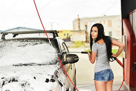 Mujer lavando el coche fotografía de stock muro 78654122