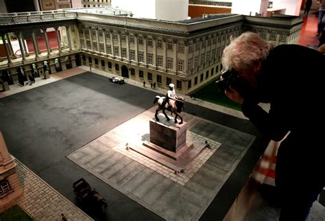 Józefa piłsudskiego w warszawie.został zniszczony przez wojska niemieckie po upadku powstania warszawskiego w grudniu 1944 roku. Odbudowa pałacu Saskiego w Warszawie to historyczny fałsz ...