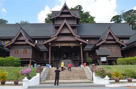 Setelah kerajaan kesultanan melaka jatuh ke portugal pada tahun 1511, sultan mahmud syah i berundur ke kampar, sumatera, dia meninggalkan dua pembesar bernama sultan alauddin riayat. AMIE'S LITTLE KITCHEN: Melaka : Muzium Istana Kesultanan ...