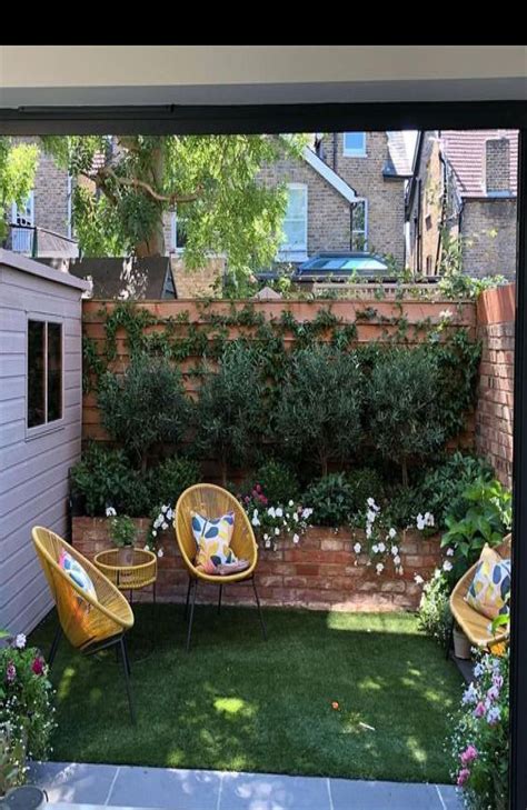 46 Unique Ways To Decorate Your Small Garden Small Courtyard Gardens Small City Garden