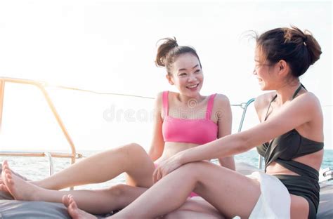 Deux Belles Femmes Asiatiques Portant La Position De Bikini Et Provoquant Sur Le Bateau Photo