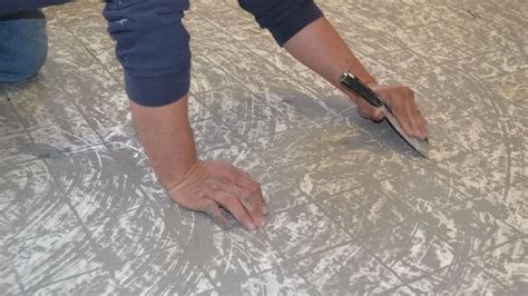 Los suelos de vinilo autoadhesivo se pueden colocar en cualquier estancia de la casa y sin quitar el pavimento antiguo. Instalación de Suelos Vinílicos en Rollo con Adhesivo ...