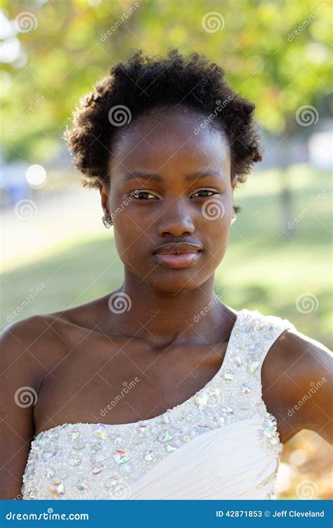 Junges Afroamerikaner Jugendlich Mädchen Porträt Im Freien Stockbild